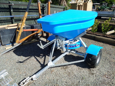 Fertiliser spreader, large towable